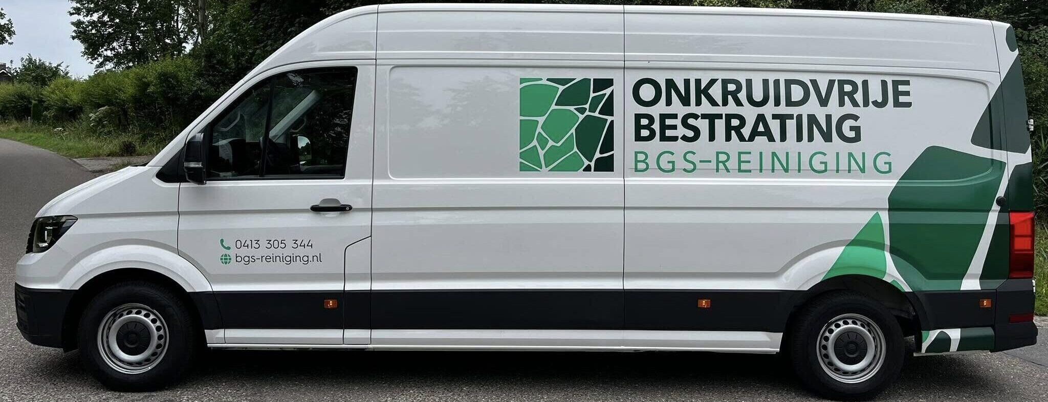 Bedrijfsbus van BGS-Reiniging met eigenaar Richard van Breugel