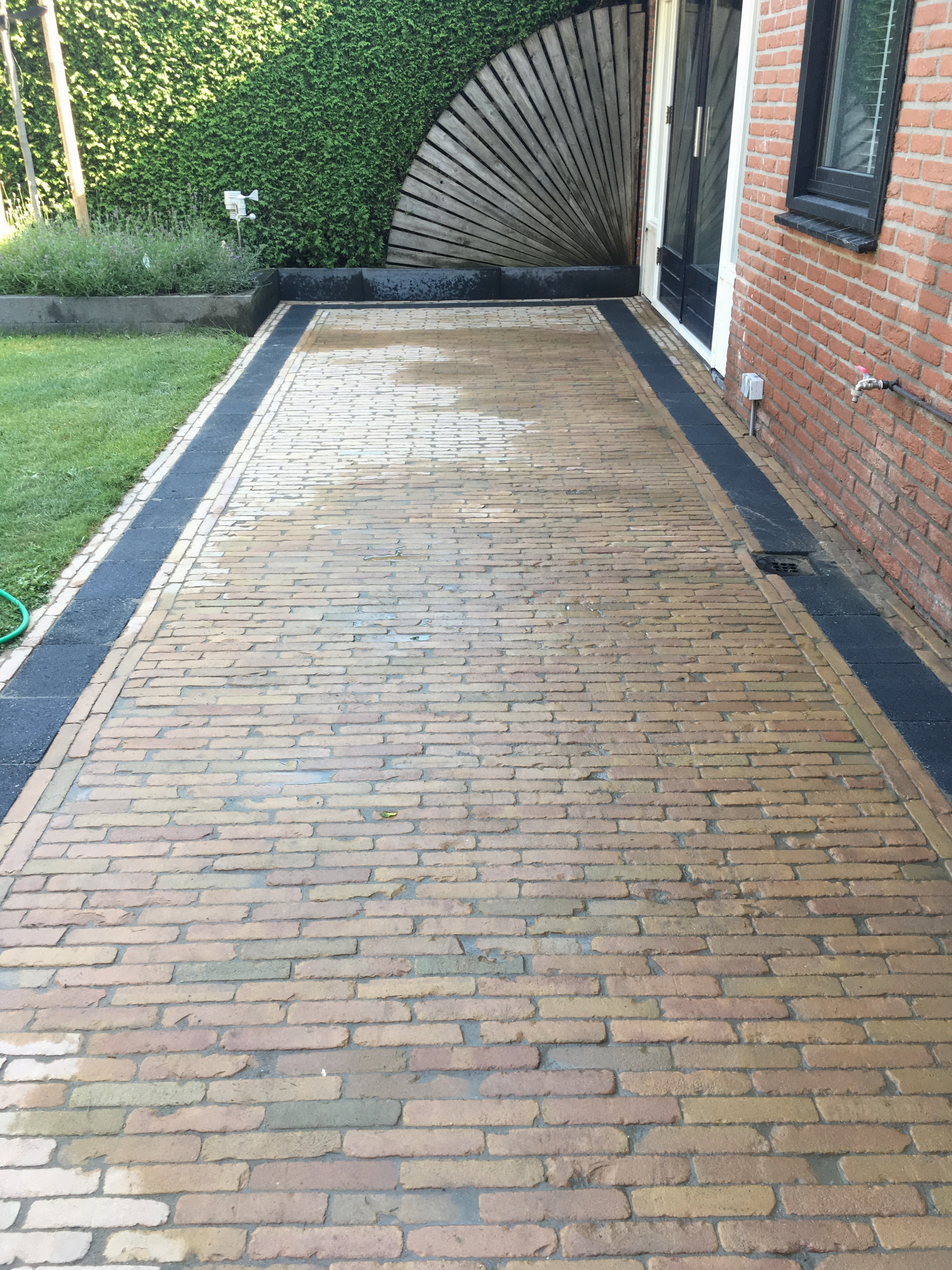 Gereinigd en onkruidvrij ingevoegd gebakken klinkerpad