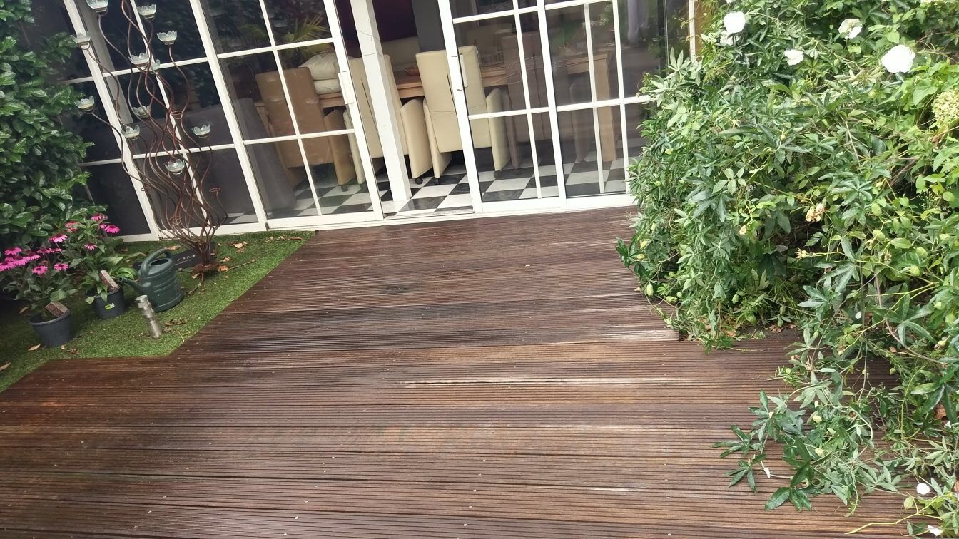 Schoongemaakte houten vlonder
