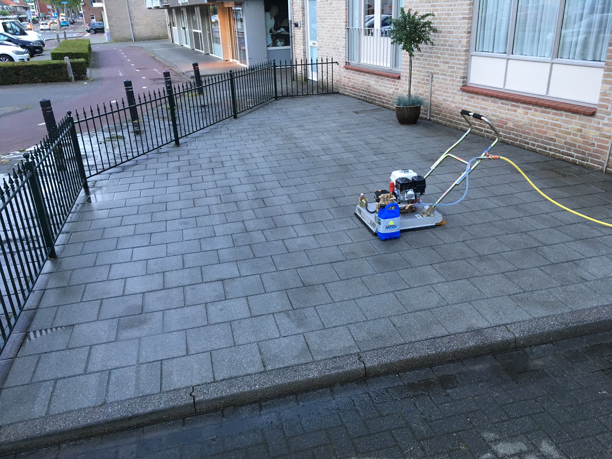 Reinigingsmachine van BGS op een net gereinigd terras